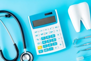 写真：歯科医院によってインプラントの治療費に差があるのはどうして？