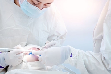 写真：インプラント手術直後から1週間ほどの間に起こりやすいトラブルと対処法