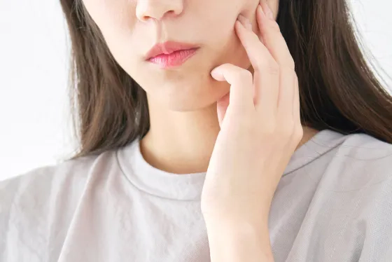 イメージ：インプラントが合うかわからなくて悩む様子