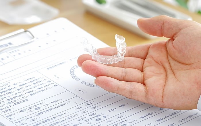 すでにインプラントを入れている場合は、インプラントの位置を考慮した矯正治療計画を立てる