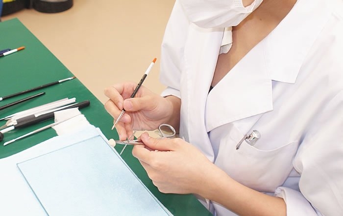 上部構造に食べ物が挟まる場合の対処法：上部構造の形状修正や再製作