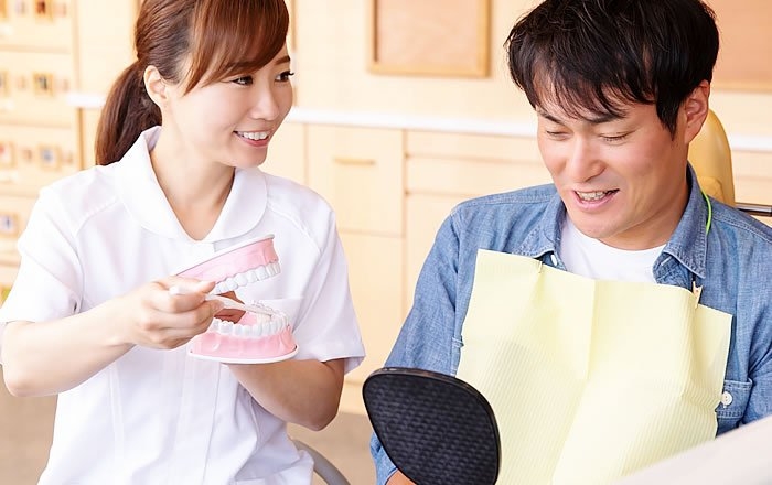 インプラント治療後の歯肉退縮を防ぐ方法：歯磨き方法の見直し