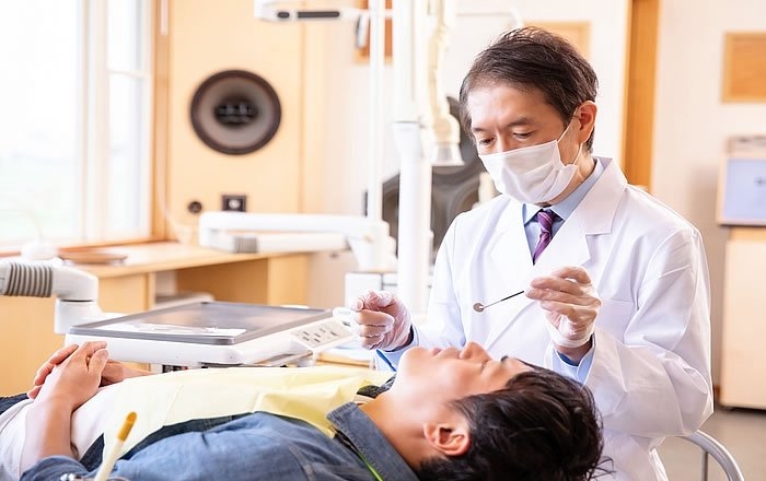 インプラント治療後の歯肉退縮を防ぐ方法：歯科医院でのメンテナンス