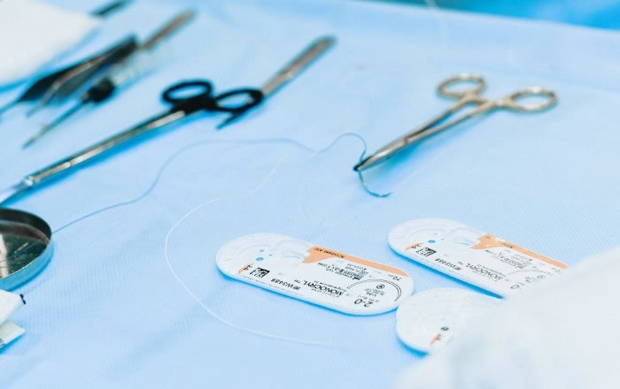 フラップレスインプラントのメリット：抜糸が必要ない