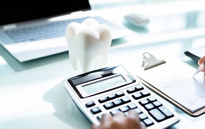 インプラントの再治療の費用は保証の有無とその内容によって異なります