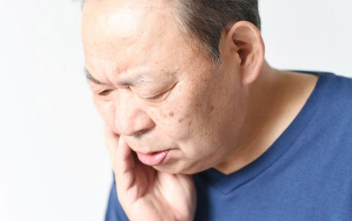 入れ歯が合わず、使用中に動くことがある