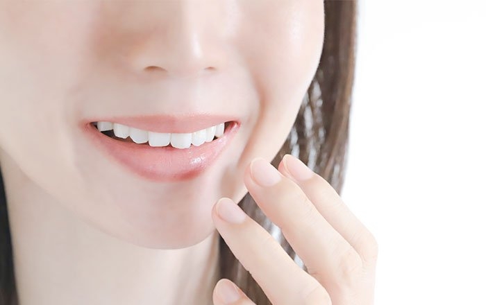 インプラント治療によるお顔の変化:ほうれい線が薄くなる