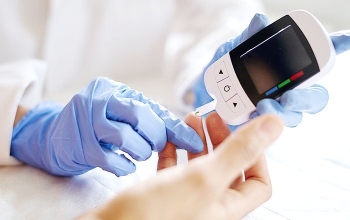 インプラント手術に関連するリスク：手術中の低血糖や手術中の高血糖