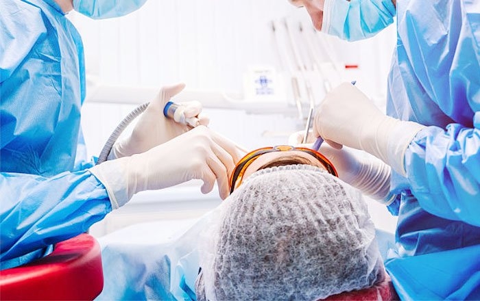 インプラントの間隔や位置が大切なのはどうして？：インプラント周囲の骨が減ることがあるため