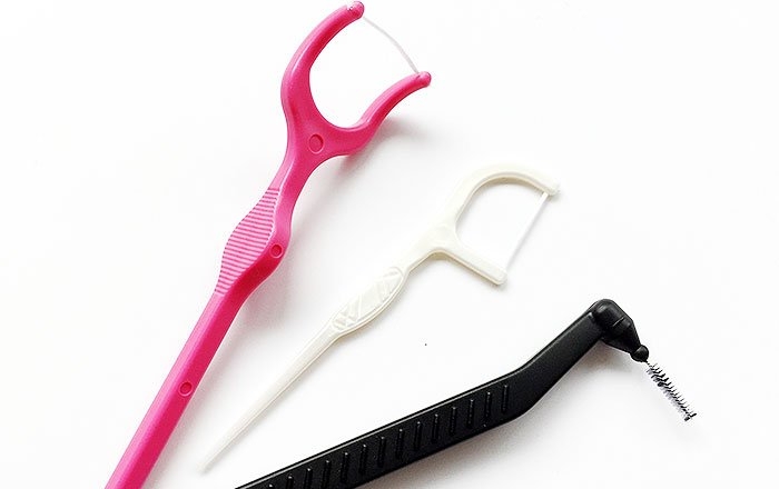 歯の間の清掃には歯間ブラシやデンタルフロスを