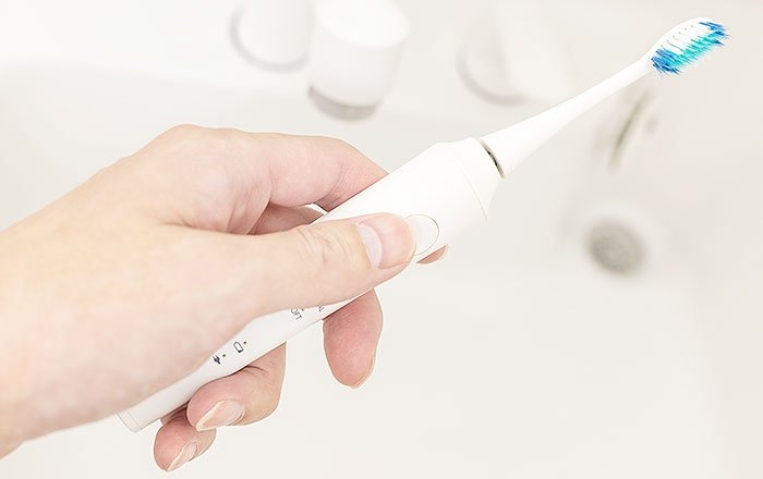 インプラントの歯磨きにも電動歯ブラシを使用できます。