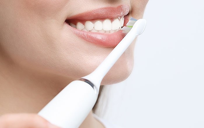 インプラントのケアに電動歯ブラシを使用するメリット：クリーニング効果が高い、マッサージ効果がある