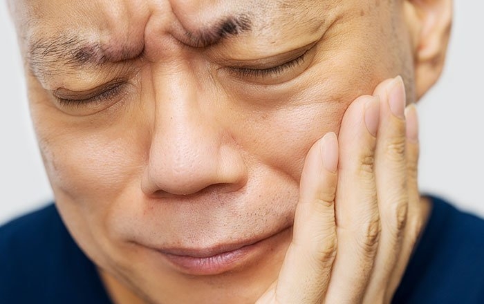 インプラントの被せ物（上部構造）が外れる原因：歯ぎしりや食いしばり