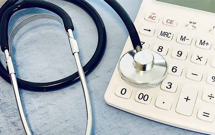 セカンドオピニオンは、原則として健康保険が適用されない自由診療となるため、費用が発生します。