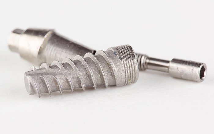 インプラントの性能を高めるためにチタン表面に工夫が施されている