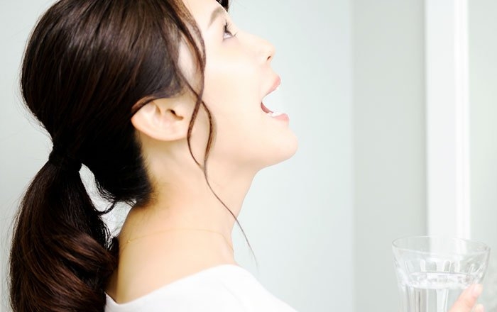歯ブラシがない場合の応急ケア方法～少量の水が使える場合：水うがい