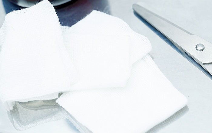 歯ブラシがない場合の応急ケア方法～水が貴重な場合：清潔な布やガーゼで拭き取る