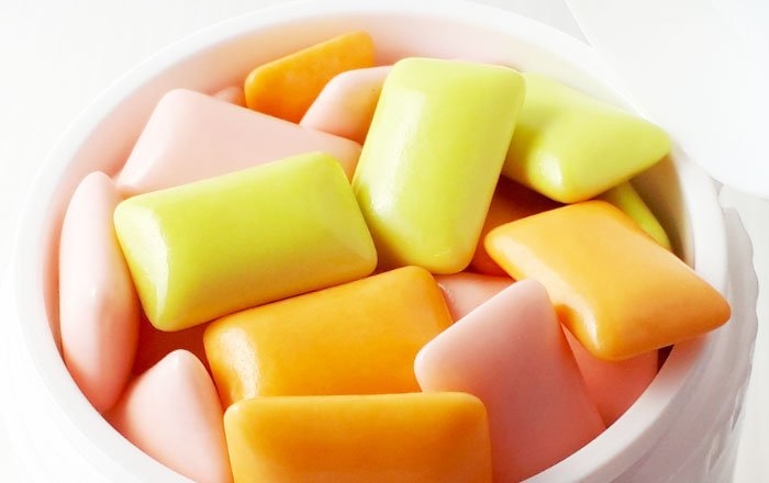 歯ブラシがない場合の応急ケア方法～キシリトールガムを活用する