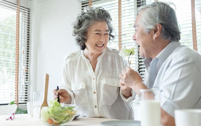 インプラント治療で「食べ物が美味しくなった」と感じる3つの理由：自分の歯のようによく噛めるようになる