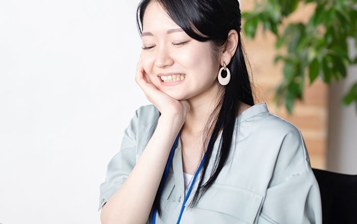 インプラント治療後に知覚過敏はなぜ起こる？：歯ぎしりや食いしばり・強いブラッシング圧