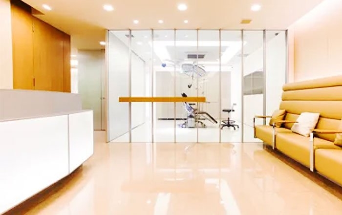 インプラントオフィス大通や、提携医院であるポラリス歯科では、インプラント専用の手術室やカウンセリングルームをご用意し、患者さんが安心して治療に臨めるように、徹底して配慮しています。