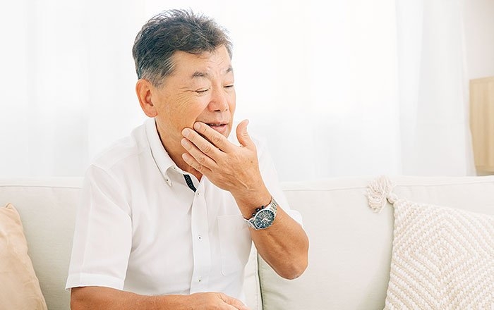 高齢化に伴いインプラントに起こりうるトラブル：周りの歯や歯茎を傷つけてしまうことも