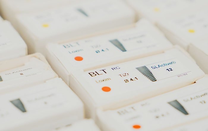 プレシジョンインプラントの特徴：インプラントメーカーの選定